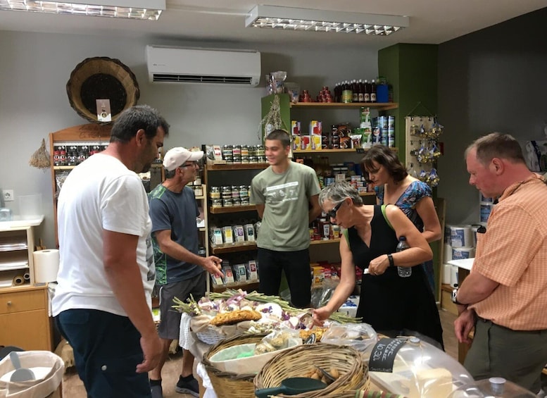 Heraklion: 2–Hour Cretan Food & Sightseeing Walking Tour