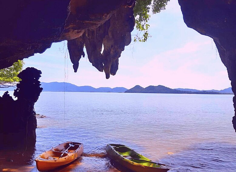 Ko Lanta: Full-Day Caves & Beaches Kayak Tour with Lunch