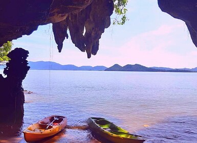 Ko Lanta: Ganztägige Kajaktour zu Höhlen und Stränden mit Mittagessen