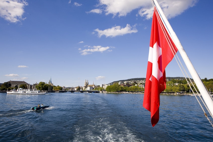 City Tour with Lake Cruise & Visit to Lindt Chocolate Shop