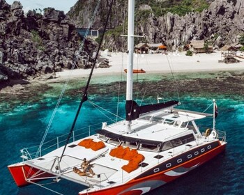 El Nido : Journée complète en catamaran pour découvrir les îles croisière