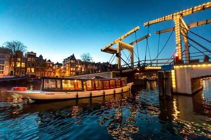 Amsterdam: Canal Cruise with Unlimited Cheese & Wine Option