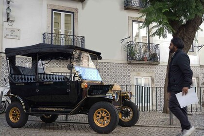 Lissabon: Tuk Tuk: Yksityinen kiertoajelu vintage-tukilla.