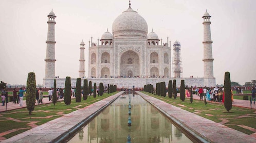 From Delhi: Full-Day Taj Mahal Tour by Car