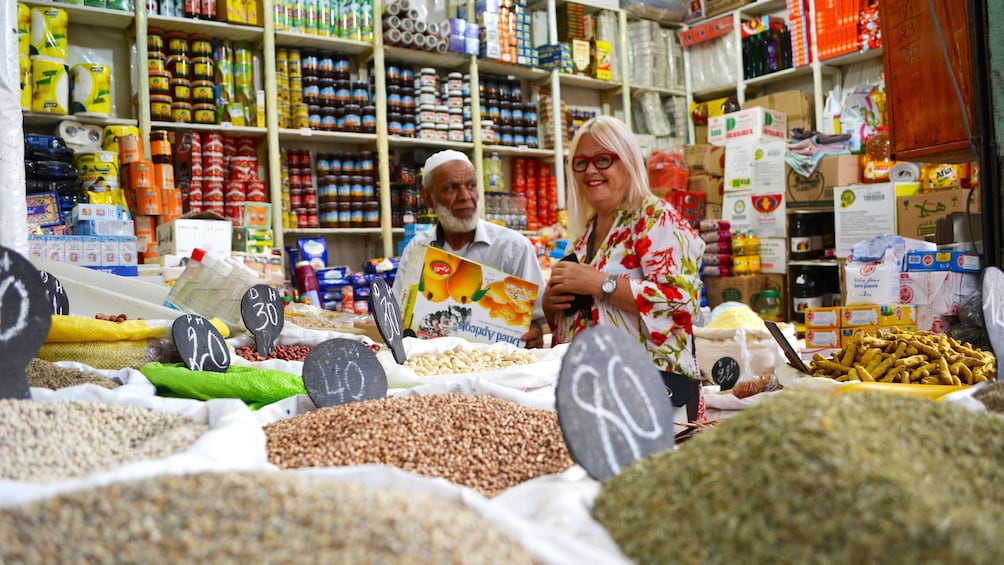 Charger l’élément 2 sur 5. Instructor buying ingredients in shop in Marrakech