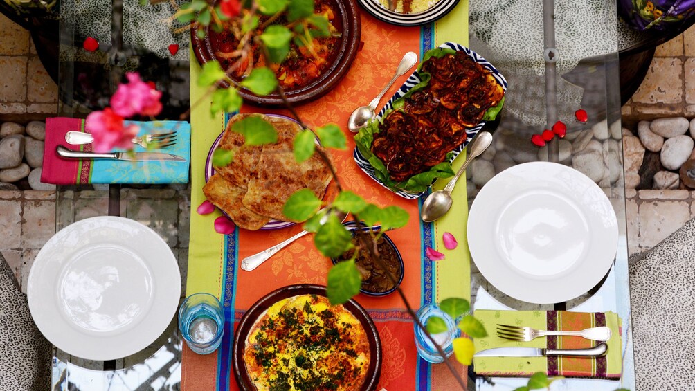 Charger l’élément 4 sur 5. Overhead view of food on table in patio in Marrakech