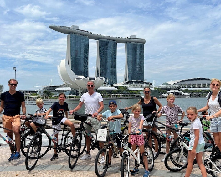 Singapore: Historical Bike Tour with a Traditional Snack