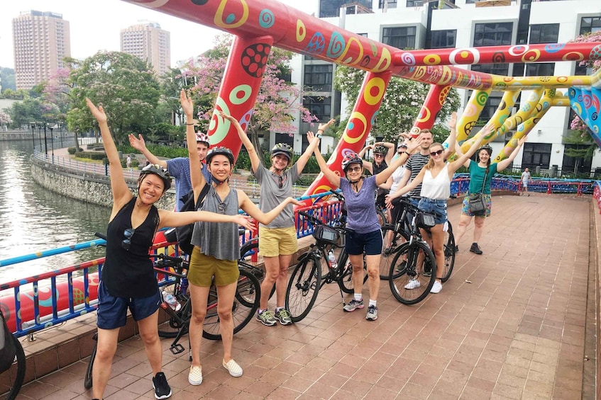 Picture 4 for Activity Singapore: Historical Bike Tour with Traditional Snacks