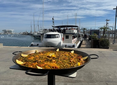 Valencia: Catamaran cruise, Paella lunch en zwemstop