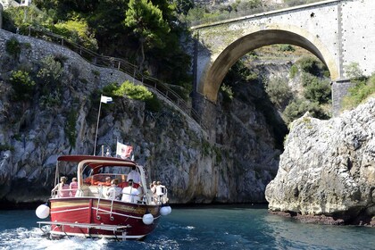 Desde Salerno: Excursión de un día a la Costa Amalfitana en barco con bebid...