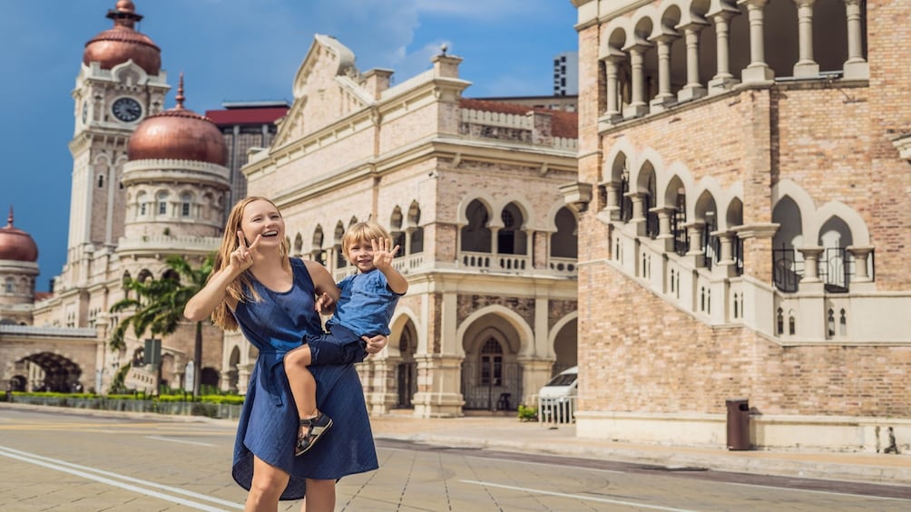 Full-Day City Tour with Petronas Twin Towers & Batu Caves