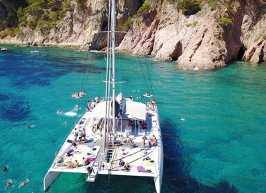 Lloret de Mar : excursion en catamaran avec barbecue et boissons