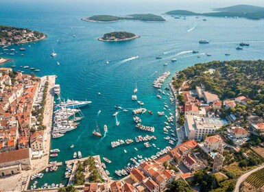 Au départ de Trogir/ Split : Excursion en bateau privé à Hvar et aux îles P...