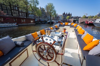 Amsterdam: Kanalrundfart på tysk med ubegrænset drikkevarer