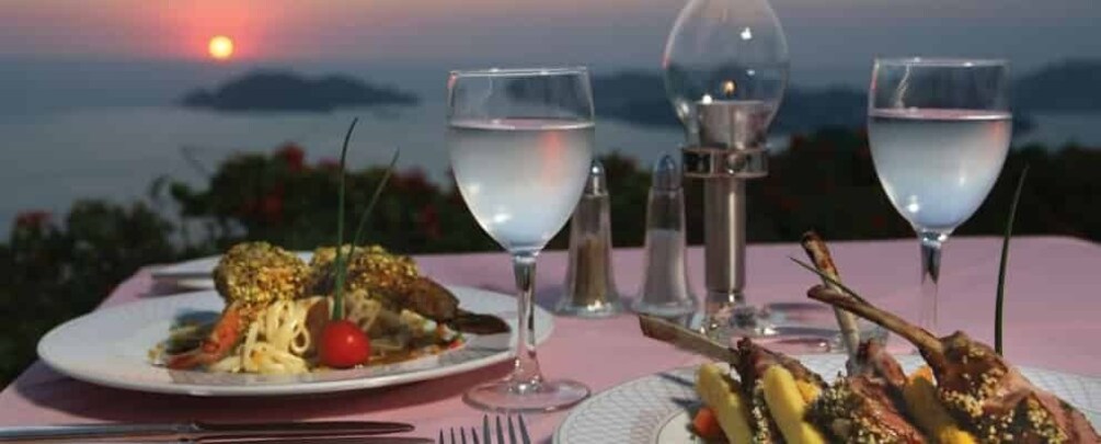 Picture 2 for Activity *Acapulco: Private Luxury Dinner, Drinks & High Cliff Divers