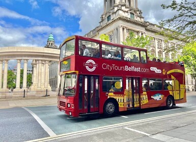 Belfast: 1- eller 2-dagers sightseeingtur med hop-on-hop-off-buss