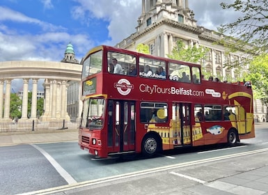 Belfast: 1- eller 2-dagars sightseeingtur med Hop-on Hop-off-buss
