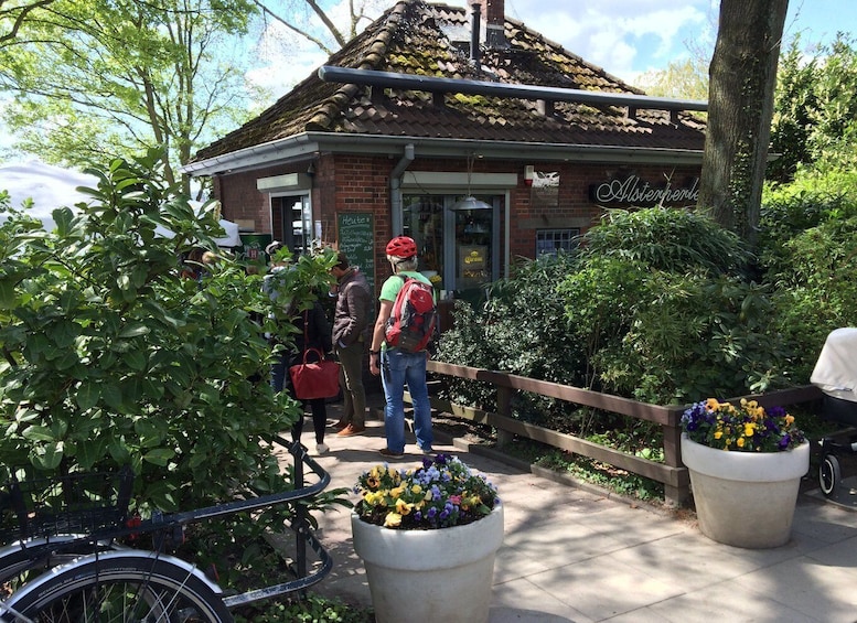 Picture 5 for Activity Aussenalster: Celebs, Waterfronts and Nature Cycle Tour