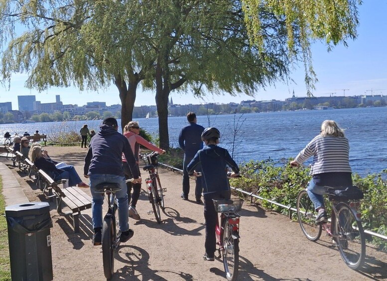 Bike tour around the Alster - Celebs, water, and nature