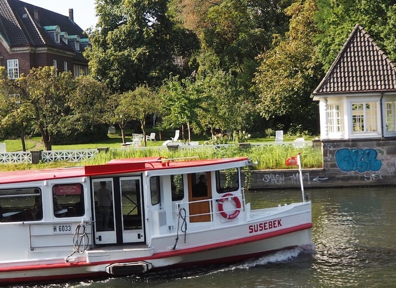 Aussenalster: Celebs, Waterfronts and Nature Cycle Tour