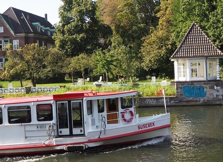 Aussenalster: Celebs, Waterfronts and Nature Cycle Tour