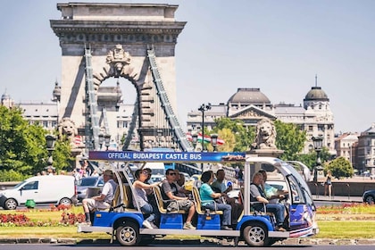 Budapest: Buda Castle Electric Hop-On Hop-Off bussi