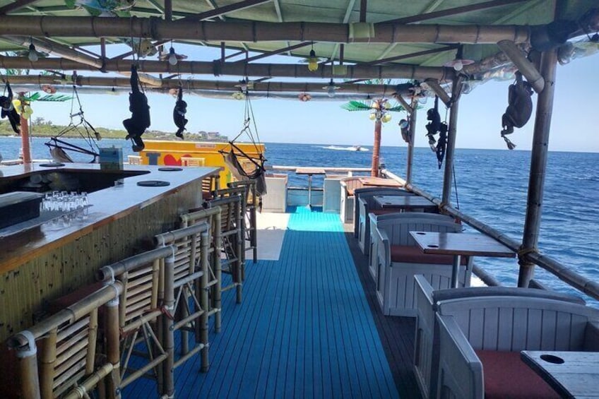 Tiki Boat Sunset Cruise in Roatan with Snorkeling and Dinner 
