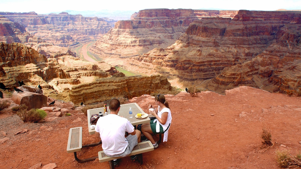 Couple enjoying the food and views on the Grand Canyon and Hoover Dam Combo tour 