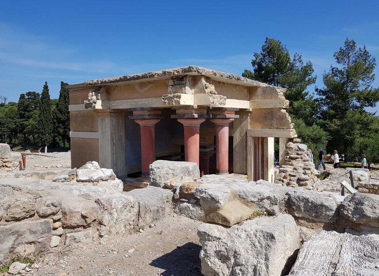 Knossos Palace and Village Pottery Tour