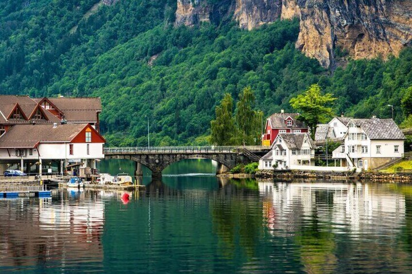We take a scenic route along the Hardangerfjord and stop here for coffee and photos
