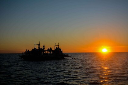 Boracay: crucero al atardecer con actividades acuáticas