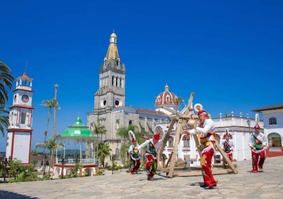 プエブラ発Cuetzalan & Yohualichanプライベート全て込み