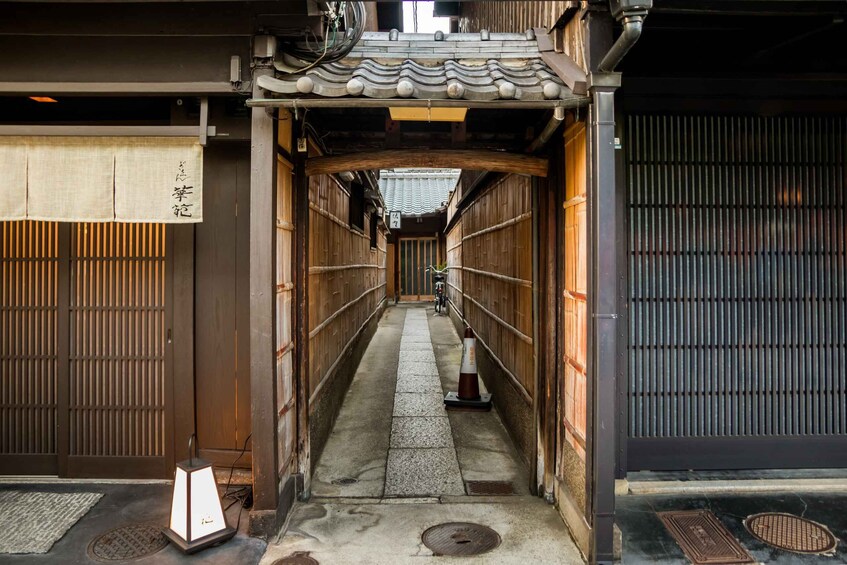 Picture 7 for Activity Night Walk in Gion: Kyoto's Geisha District