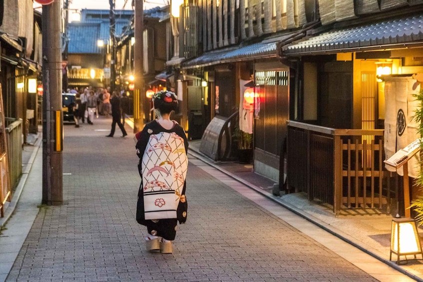 Picture 12 for Activity Night Walk in Gion: Kyoto's Geisha District
