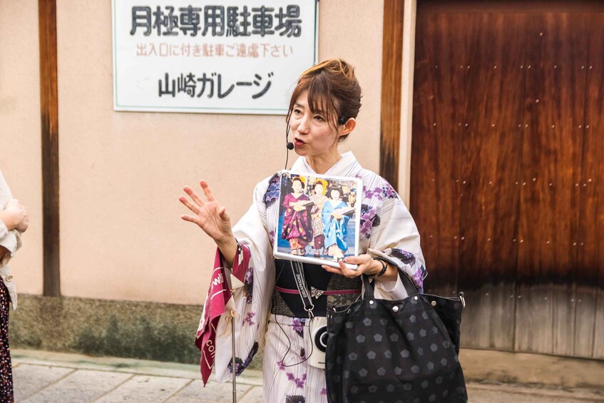 Picture 5 for Activity Night Walk in Gion: Kyoto's Geisha District