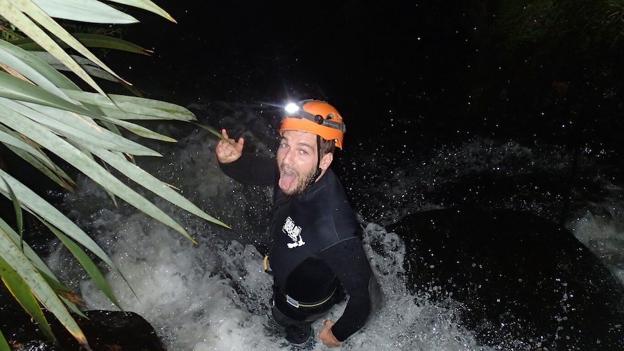 Raglan: Sunset Canyoning Tour and Glowworm Experience