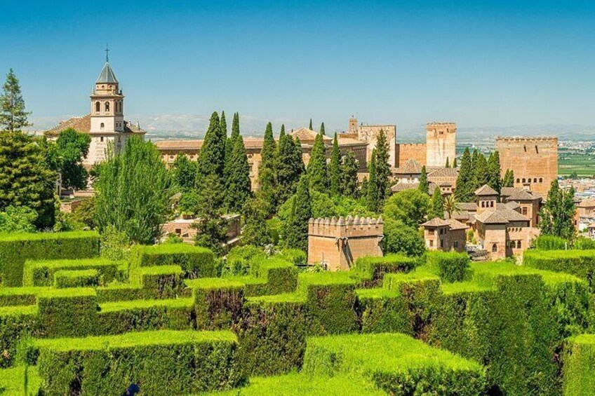 Complete Guided tour of the Alhambra and Generalife in a Premium Group