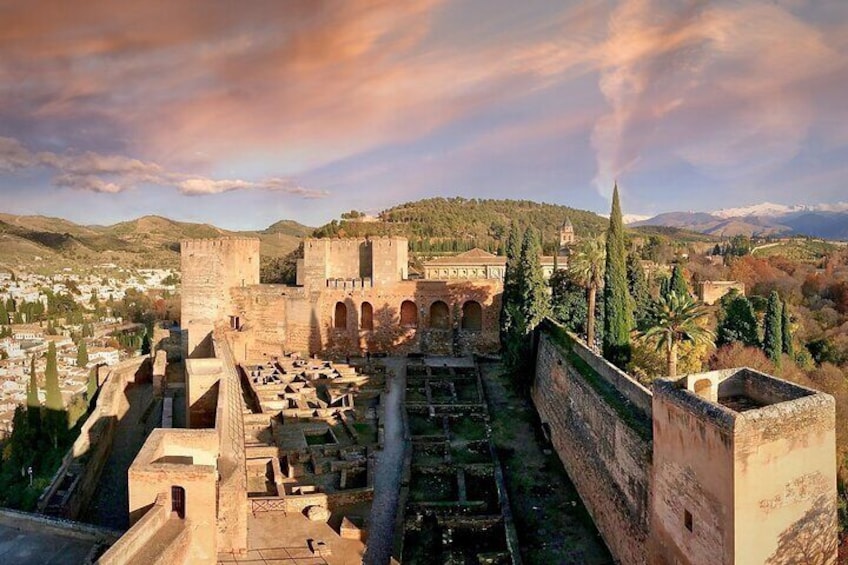 Complete Guided tour of the Alhambra and Generalife in a Premium Group