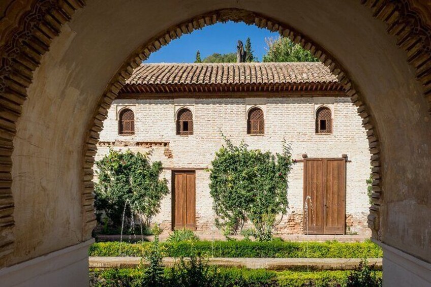 Complete Guided tour of the Alhambra and Generalife in a Premium Group