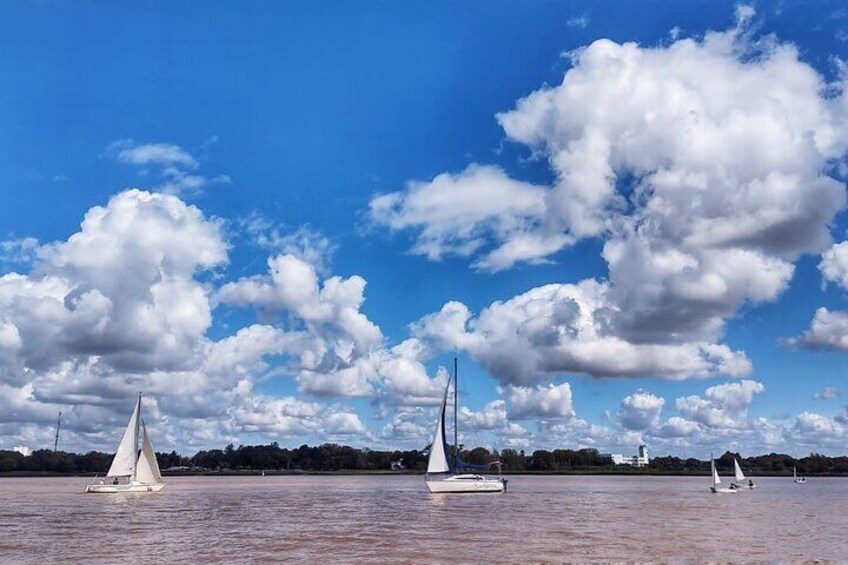 Private Boat Tour to Rio de la Plata and Delta El Tigre with Wine on Board