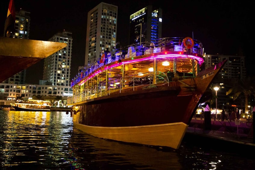 Dubai: 90-Min Dhow Dinner Cruise with Entertainer Shows