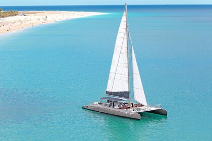 Fuerteventura: Perjalanan Catamaran Ajaib dengan Makanan dan Minuman