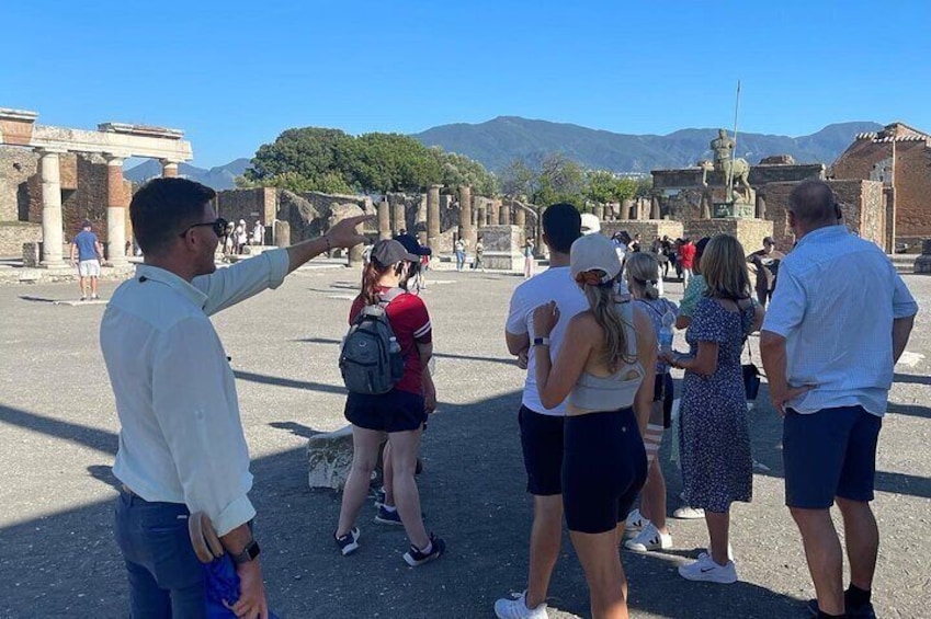 2 Hours and a Half Guided Tour in Pompeii