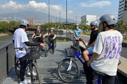 Tour en bicicleta por Medellin con Cerveza local y Snack tipico