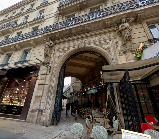 Emily in Paris Selfie Tour