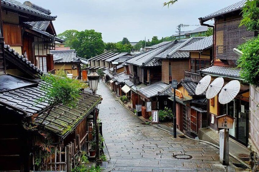 Ninenzaka is one part of a series of roads that snake from Maruyama Park up to Kiyomizu-dera temple.