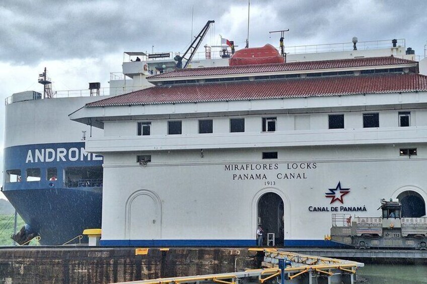 Giant vessel carries vehicles on a rainy afternoon, the Channel does not stop.