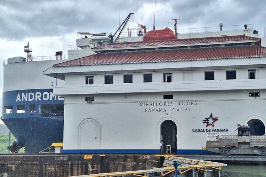 Giant vessel carries vehicles on a rainy afternoon, the Channel does not stop.