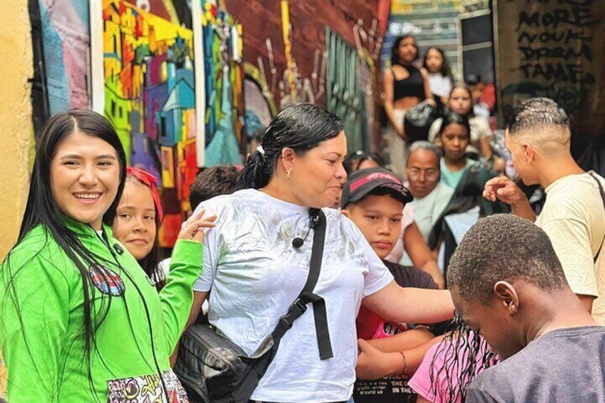 Medellin communal tour 13 with snacks and your own graffity