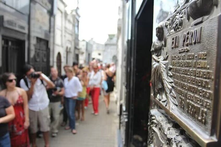 Recoleta Tour for Curious People